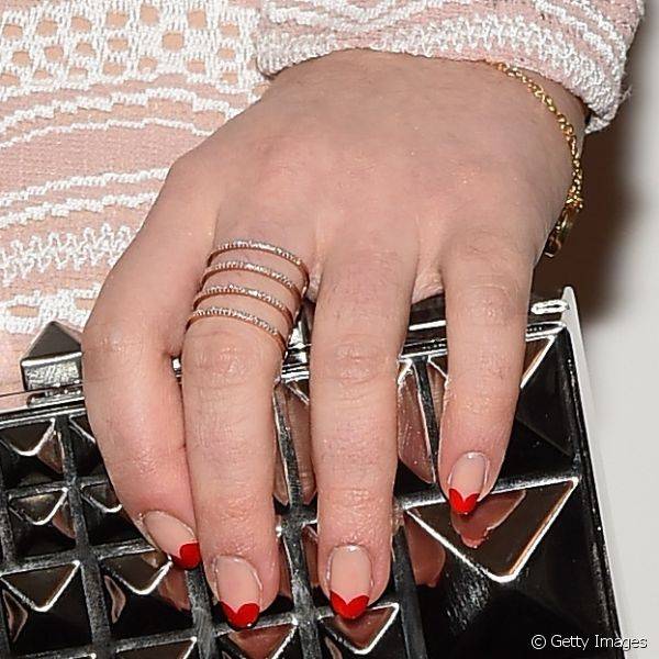 A atriz Sami Gayle compareceu à semana de moda novaiorquina com uma nail art que usa as pontinhas das unhas para criar o formato de um coração